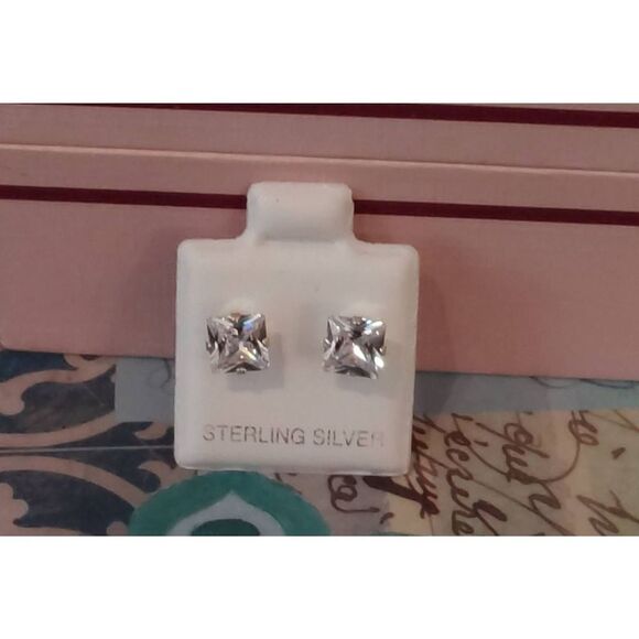 Beautiful 1 Ct. Princess Cut Sim Diamond Stud Earrings~925 Sterling Silver - Picture 1 of 3
